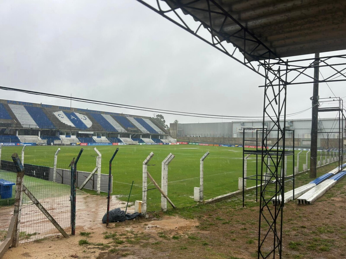 Así estaba el estadio Parque Artigas de Las Piedras al mediodía de este domingo 29 de marzo.