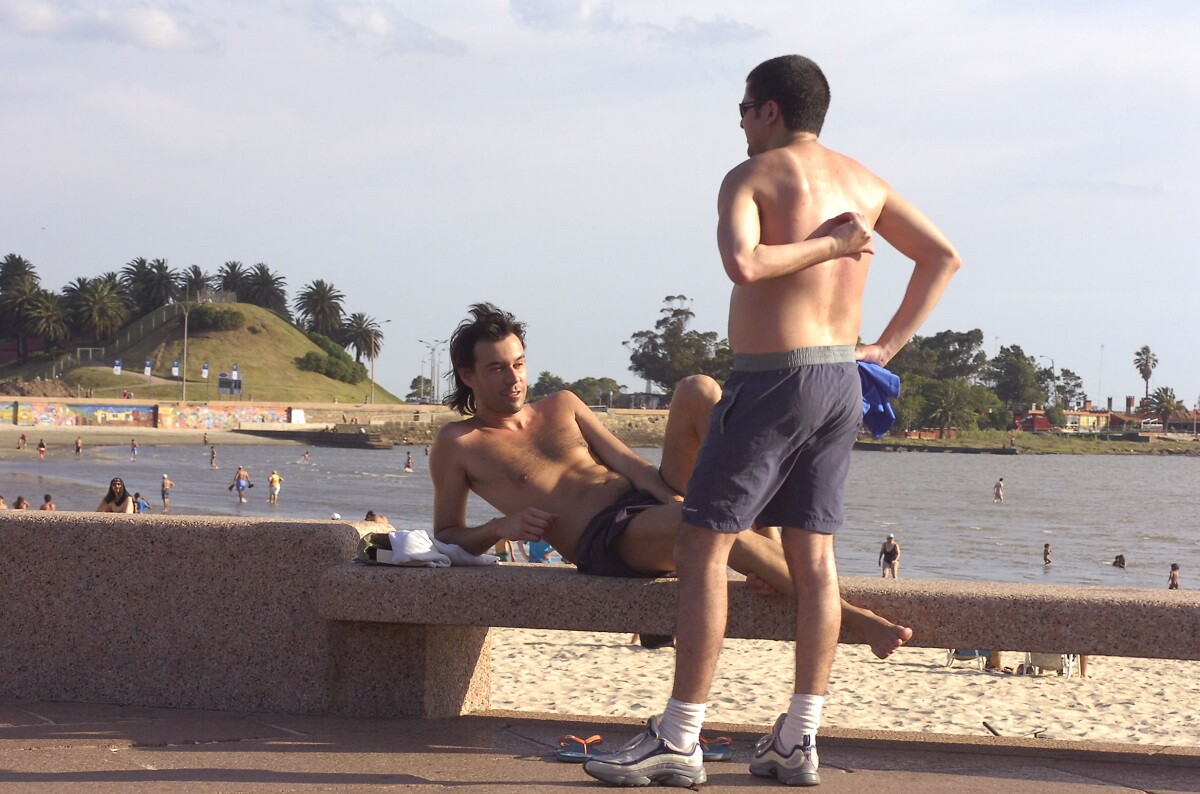 Hombres en la rambla de Montevideo. Foto: archivo El País