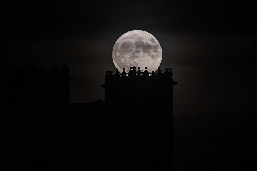 La superluna azul sale tras el Monasterio de Uclés, este miércoles en la provincia de Cuenca.