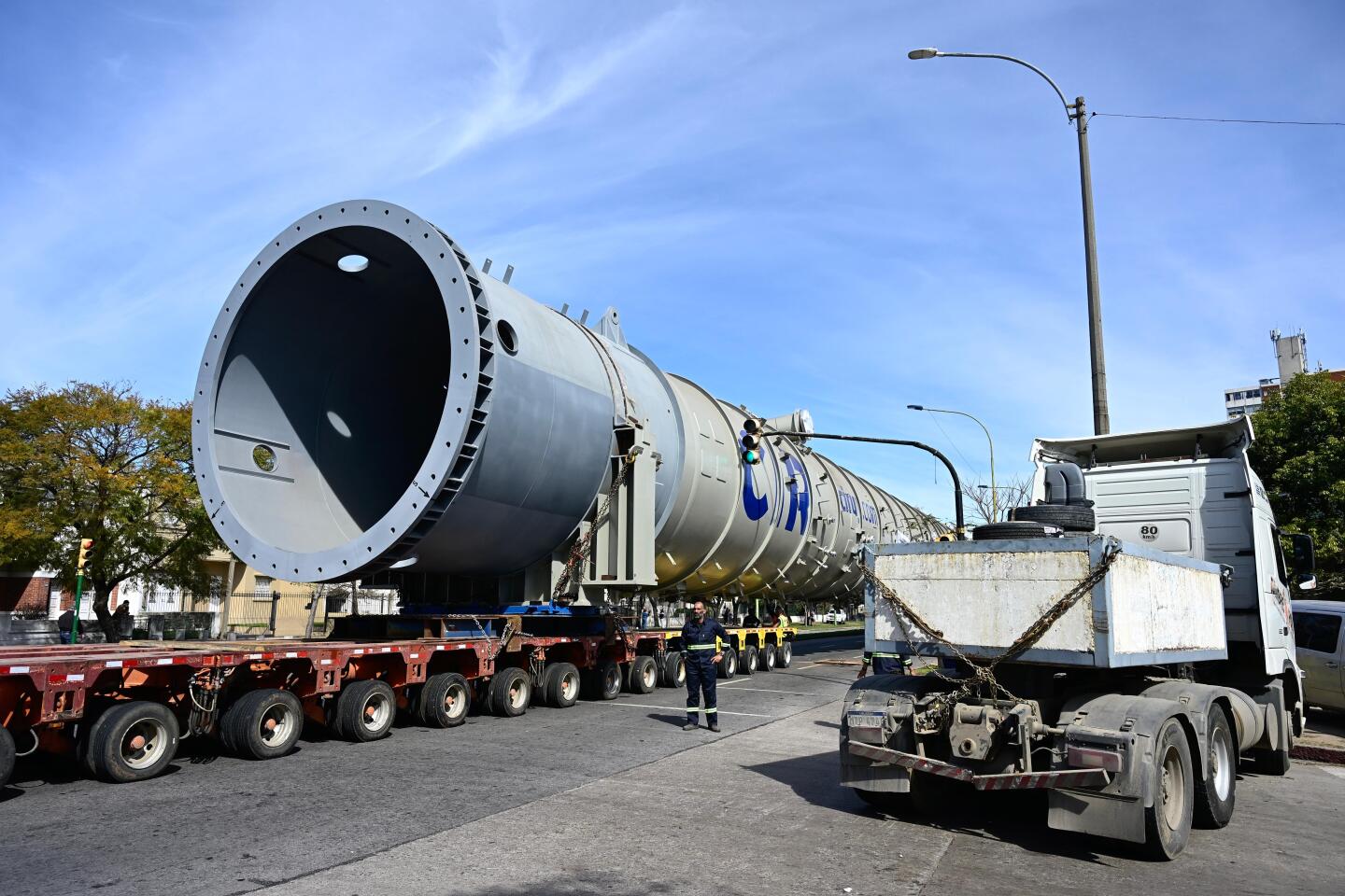 Traslado de columna de gran porte por Montevideo este sábado 30 de agosto de 2025
