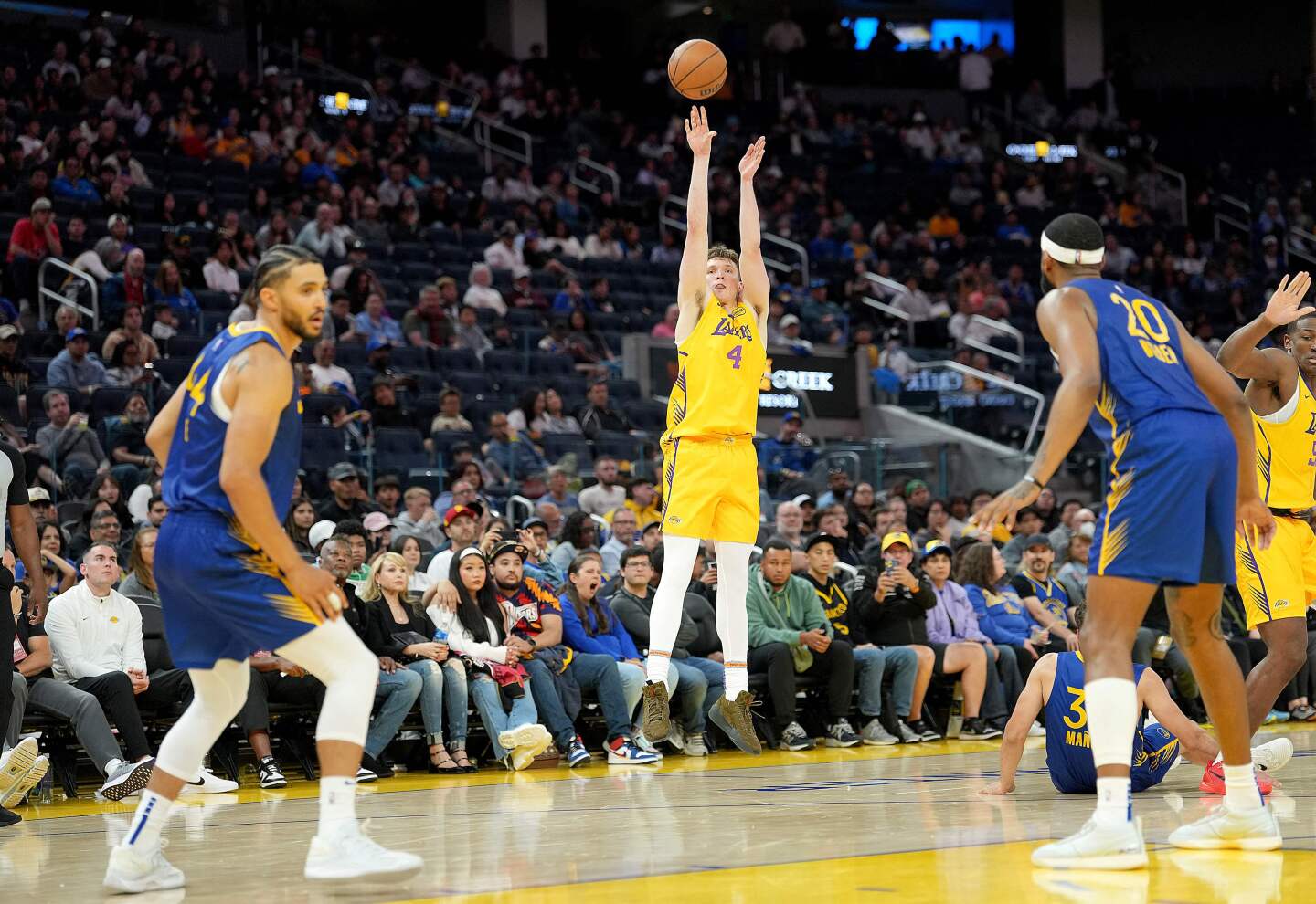 Dalton Knecht de Los Angeles Lakers jugando ante Golden State Warriors.