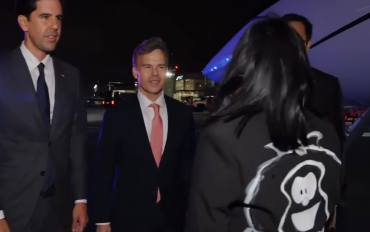 La llamativa chaqueta de Delcy Rodríguez al llegar a EE.UU.: llevaba a Mafalda en la espalda