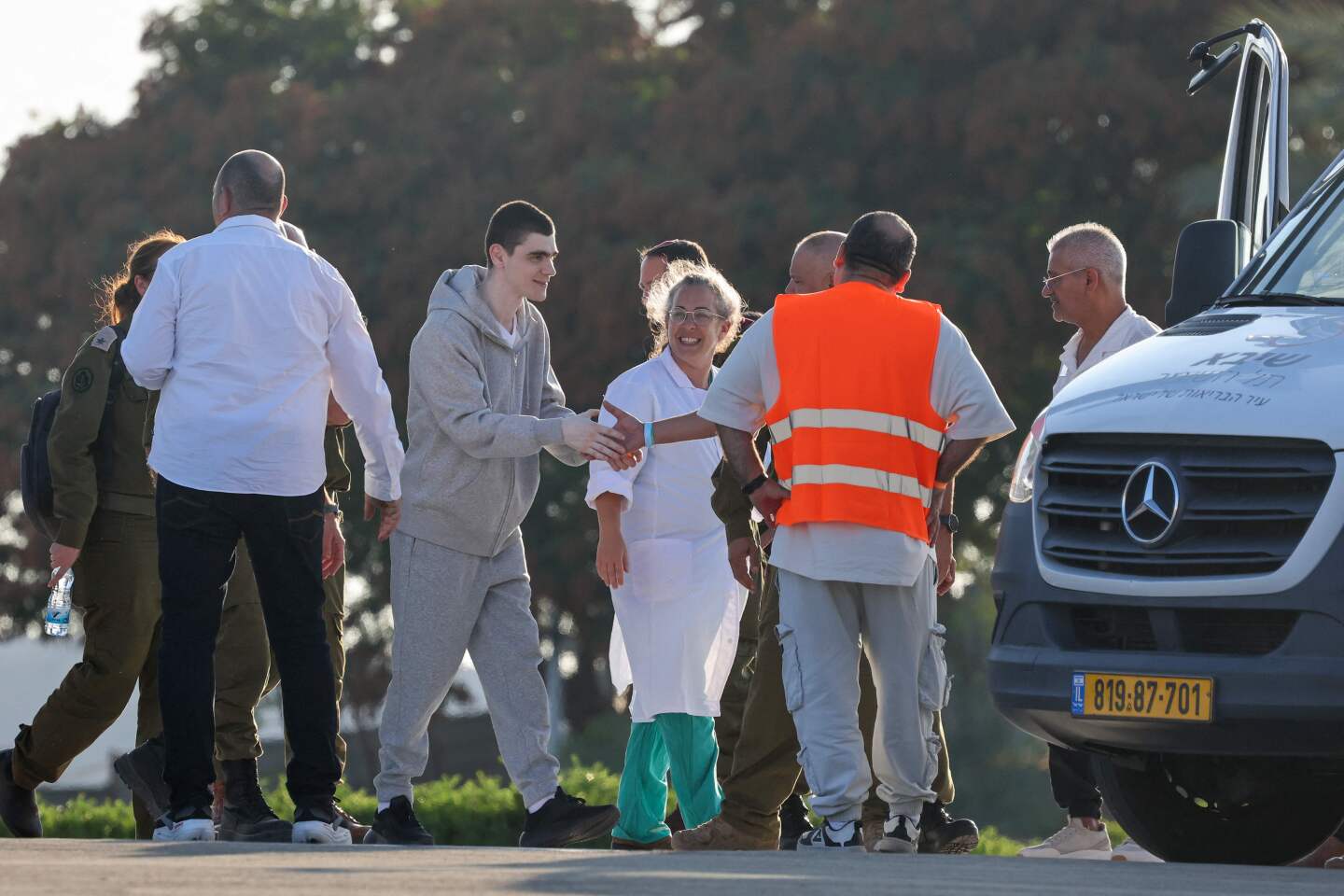 Soldados israelíes y médicos acompañan al ex rehén de Hamás Maxim Herkin
