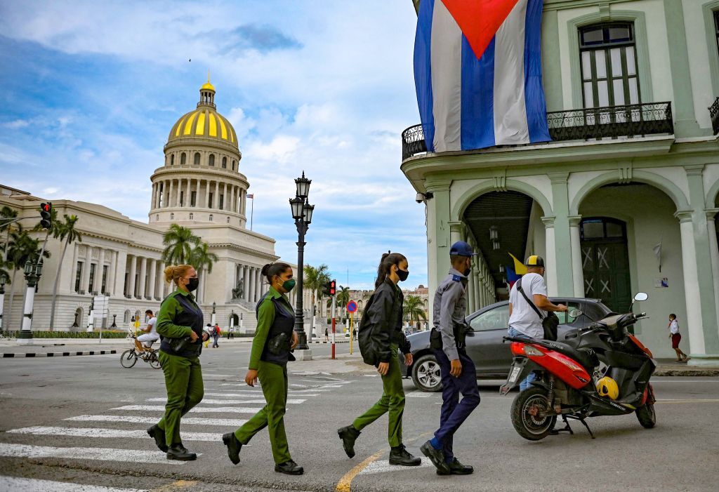 Policías patrullan una calle de La Habana. Foto: AFP