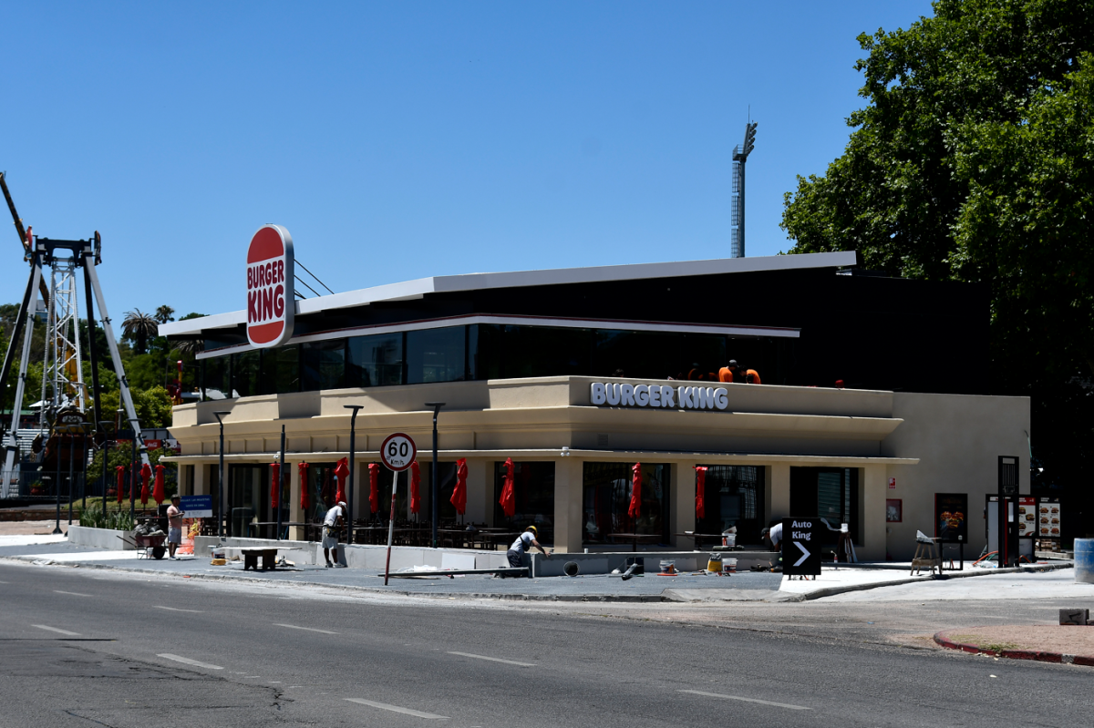 Rambla montevideana. Ya está avanzada la obra donde se instalará un local de la cadena de comida Burger King, en Parque Rodó.