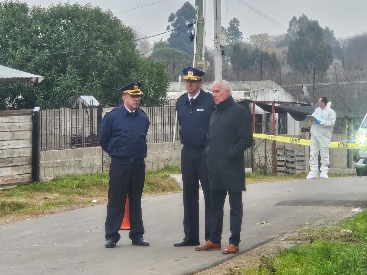 Carlos Negro en la zona donde se cometió un cuádruple asesinato en Villa García