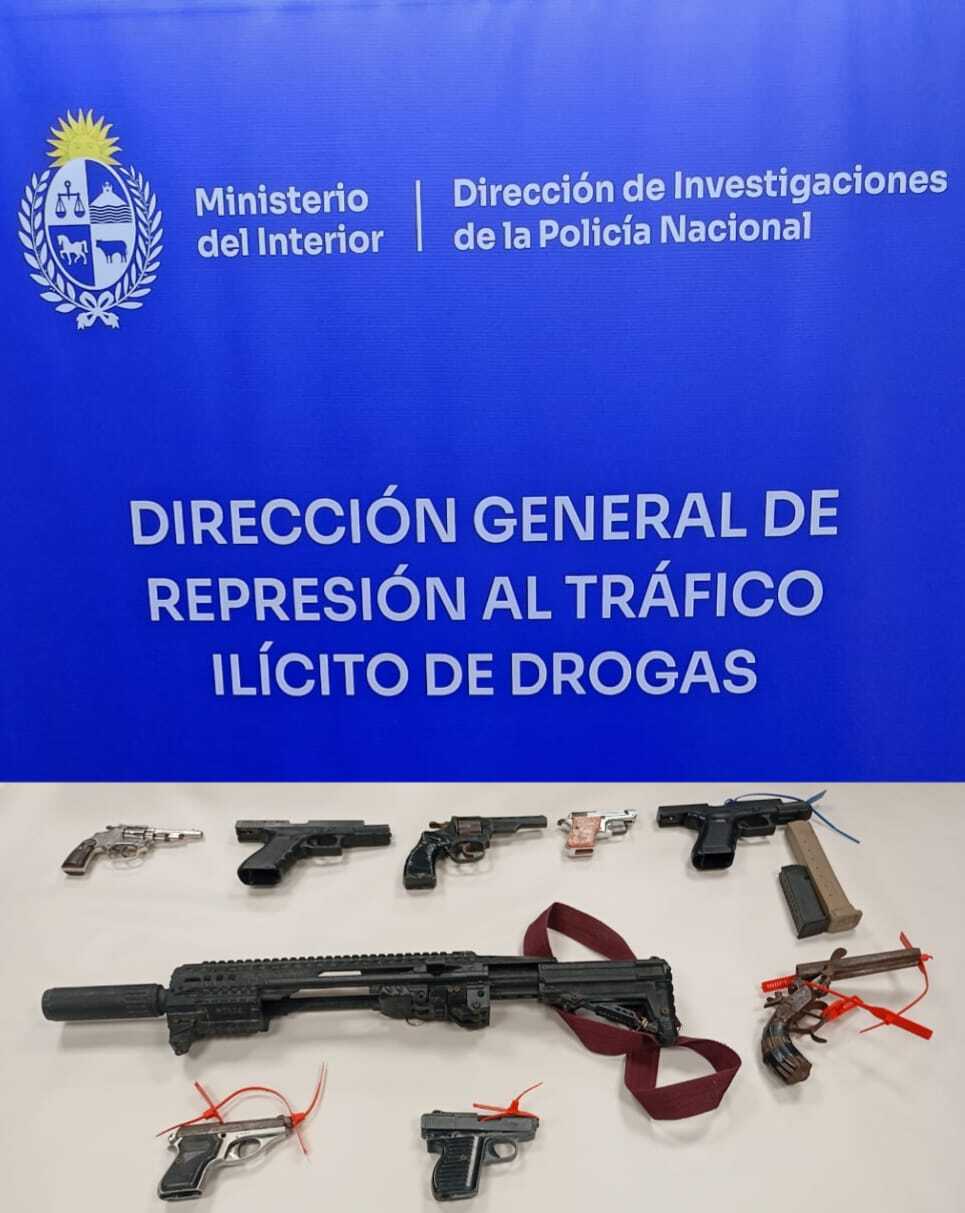 Armas de fuego incautadas durante un operativo antidrogas.