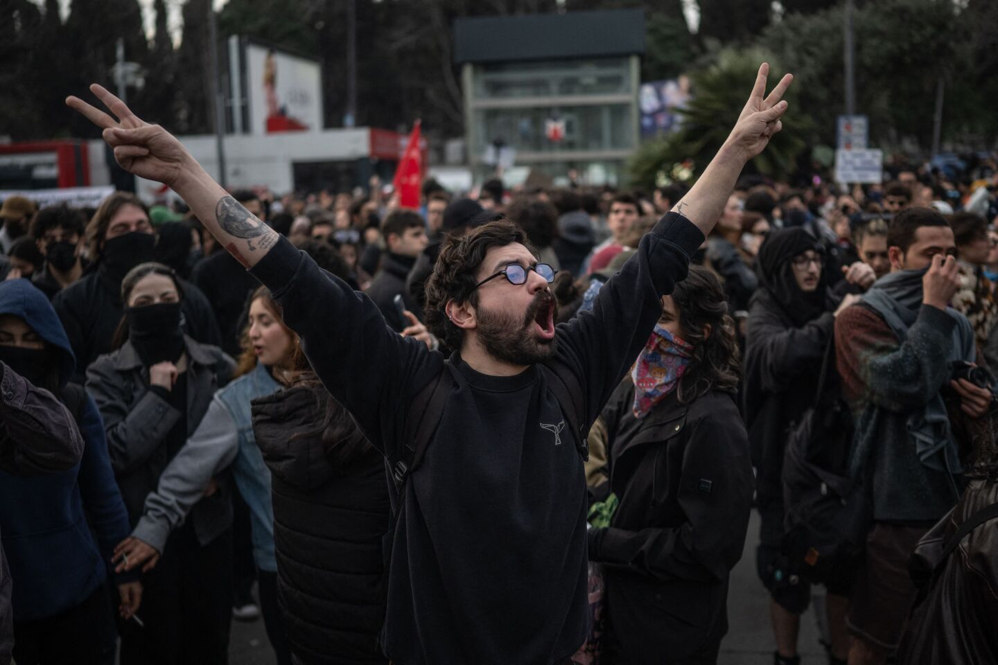 La gente participa en una manifestación en apoyo al alcalde de Estambul