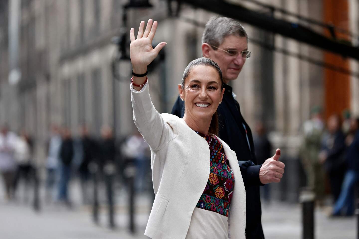 La presidenta de México, Claudia Sheinbaum, saluda a sus partidarios junto a su esposo, Jesús María Tarriba, después de votar en un centro de votación