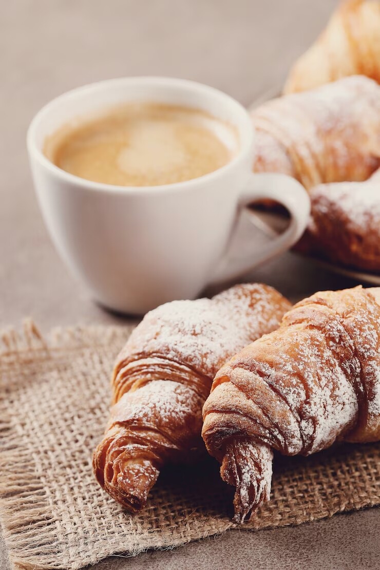 Café con medialunas.jpg