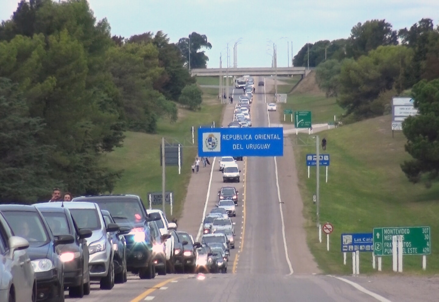Largas filas de autos en el puente San Martín para cruzar a Argentina