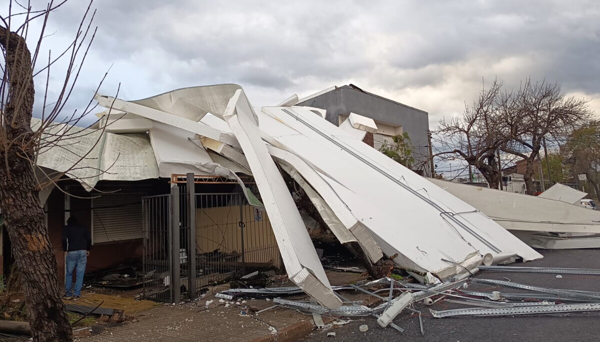 Se fue con el viento. El techo de la empresa de indumentaria Invencible voló varios metros y cayó sobre dos viviendas a 50 metros.
