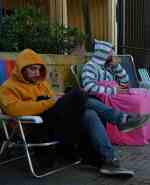 Padres en la cola para anotar a sus hijos en la escuela Simón Bolívar en diciembre de 2023.