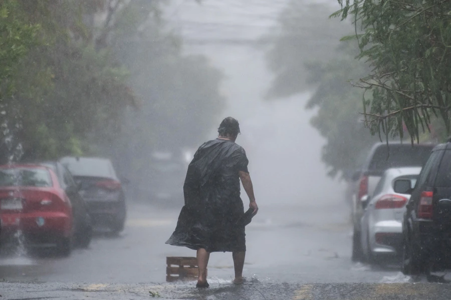 Persona caminando bajo la lluvia
