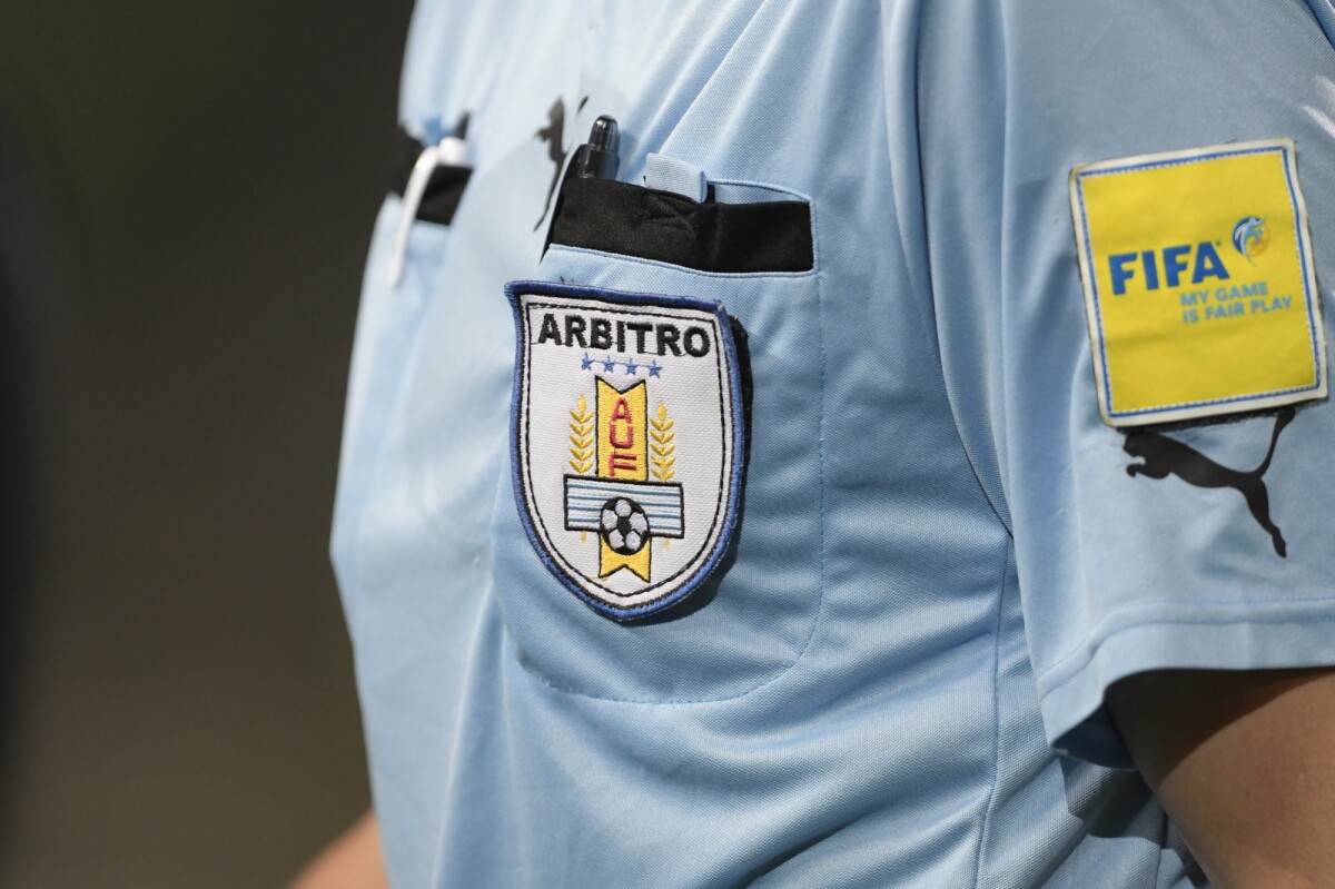 Un árbitro en pleno partido por una competencia de la Asociación Uruguaya de Fútbol (AUF).