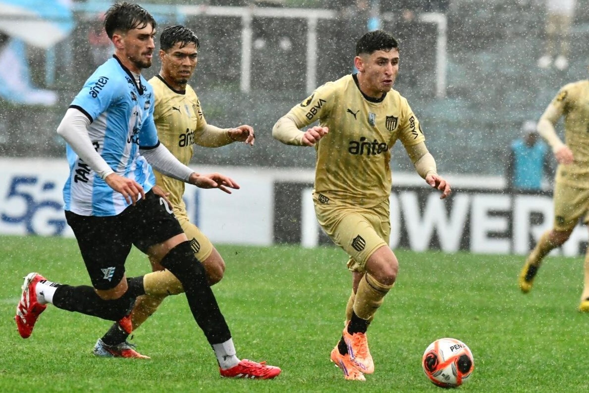 Ignacio Sosa con la pelota en el partido entre Cerro y Peñarol en el Luis Tróccoli.