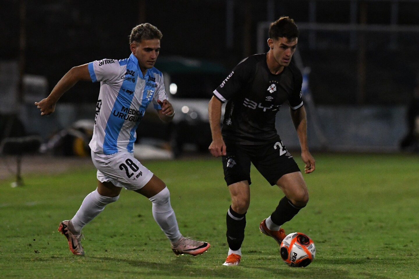 Máximo Alonso, de Cerro, y Sebastián Figueredo, de Wanderers, en el partido entre ambos en el Tróccoli.