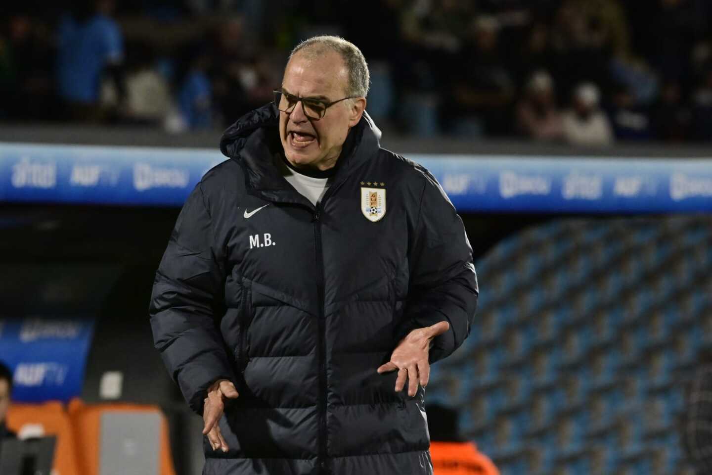 Marcelo Bielsa dando indicaciones en el partido entre Uruguay y Perú en el Estadio Centenario.