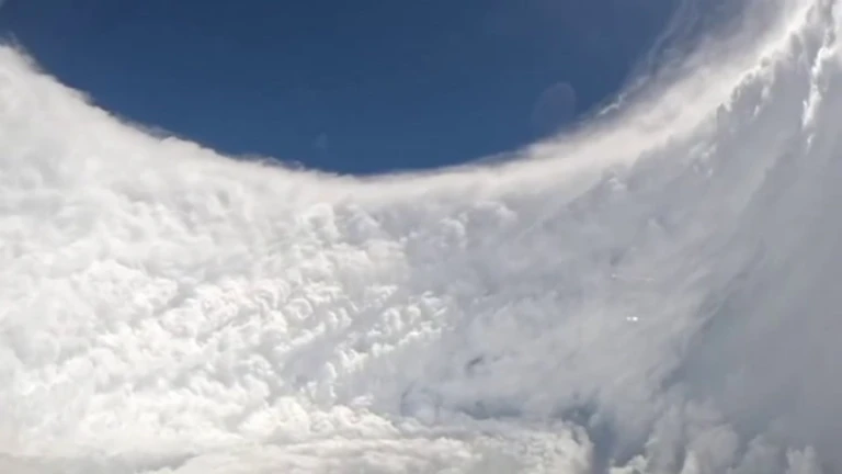 Fuerza Aérea de EE.UU. sobrevuela el huracán Melissa.