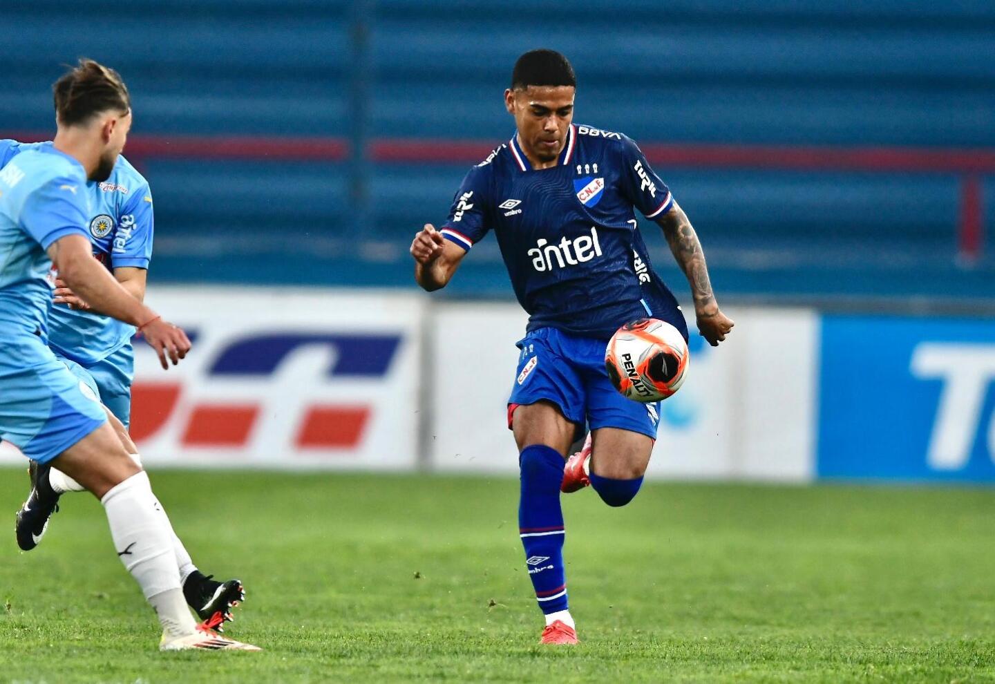 Juan Cruz de los Santos en su debut en Nacional.