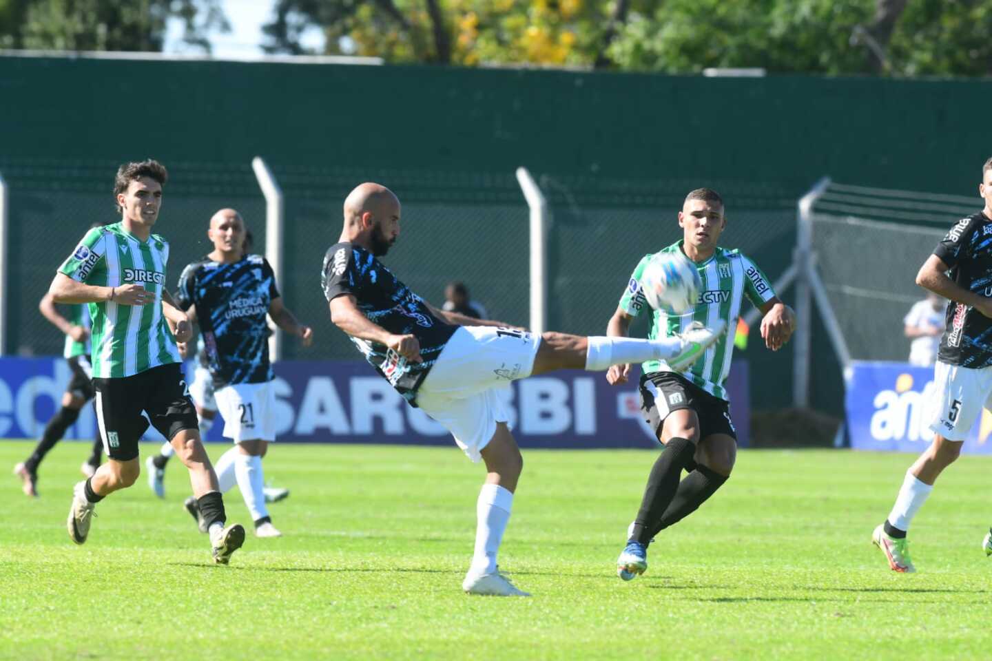 Pablo Lacoste resta un pelota.