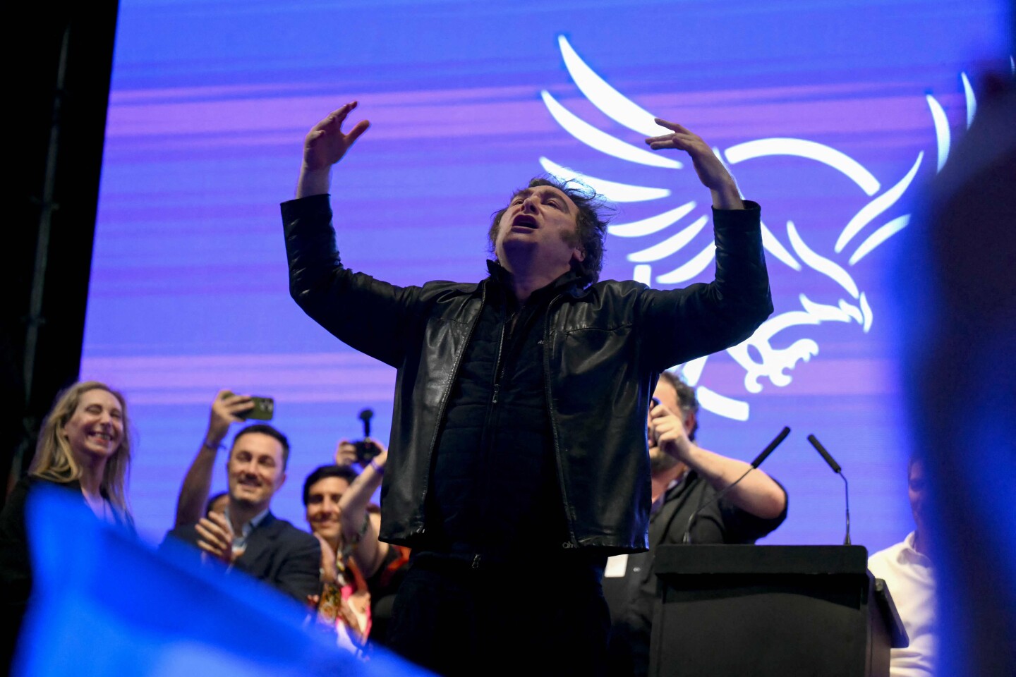 El presidente de Argentina, Javier Milei, hace un gesto durante el mitin de cierre de campaña del partido Libertad Avanza antes de las próximas elecciones legislativas en Rosario.