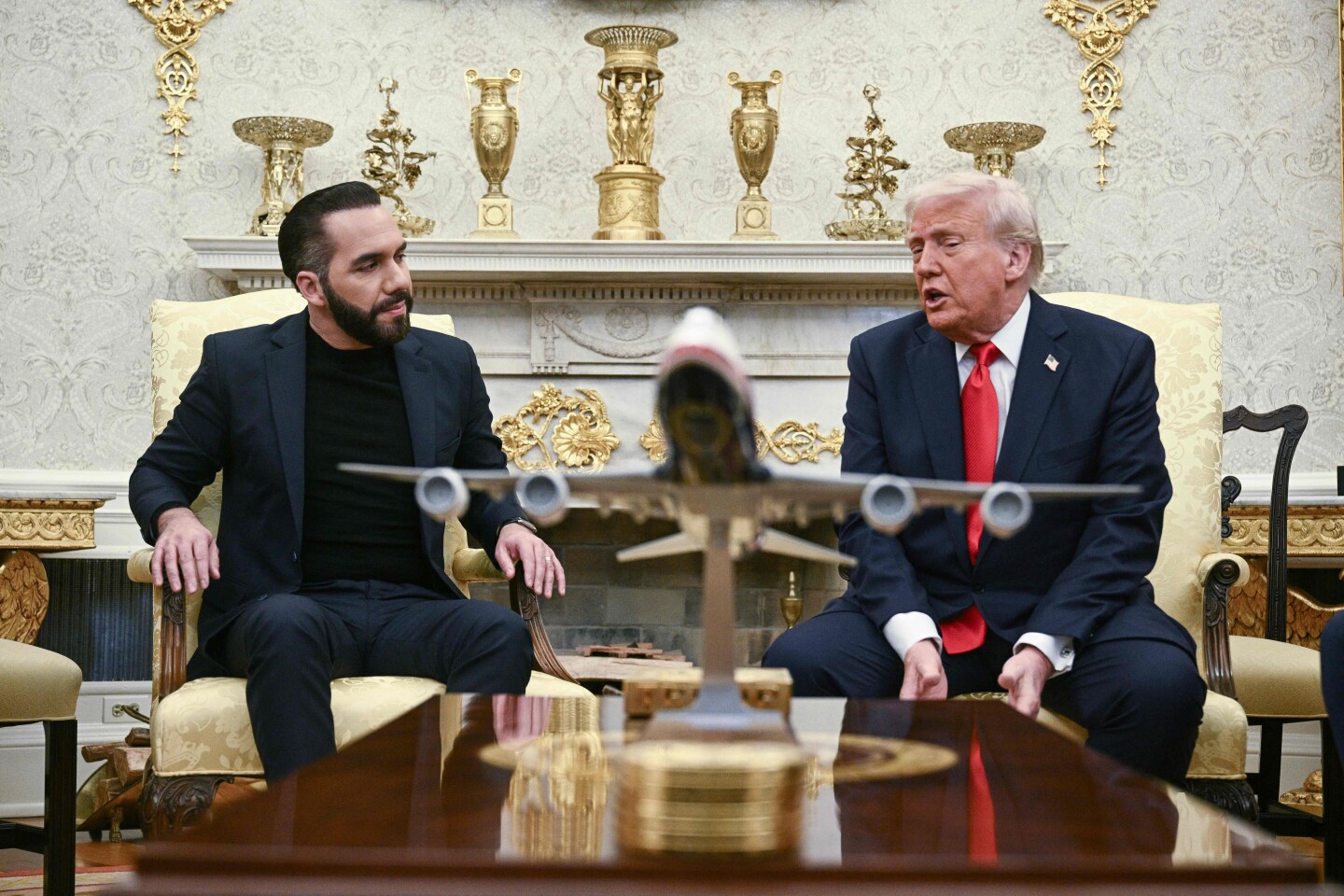 El presidente de Estados Unidos, Donald Trump, participa en una reunión bilateral con el presidente de El Salvador, Nayib Bukele, en la Oficina Oval de la Casa Blanca en Washington, D.C., el 14 de abril de 2025.