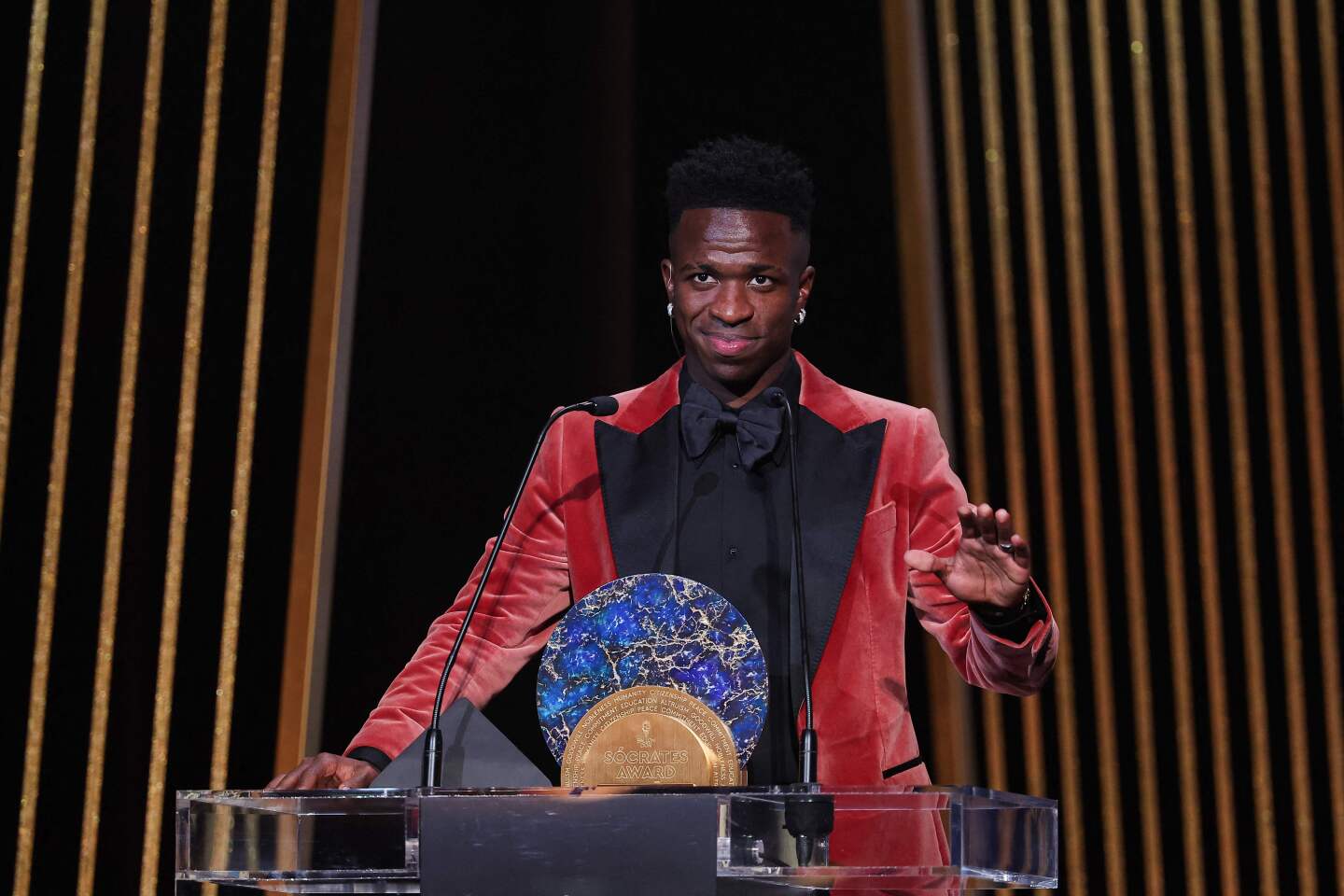 Vinicius Jr. con el premio Socrates en la gala del Balón de Oro