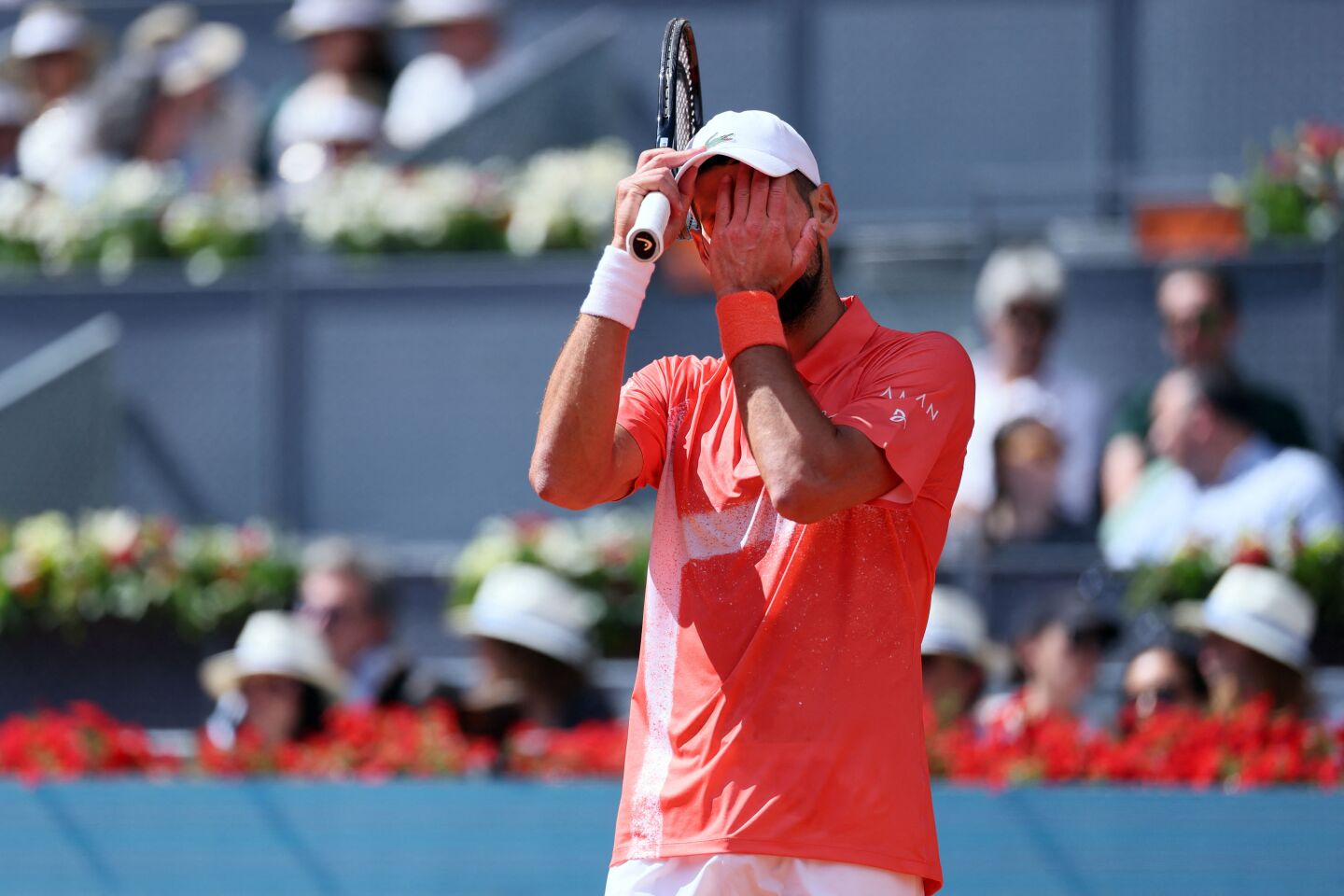 Novak Djokovic se lamenta en el Masters 1000 de Madrid.