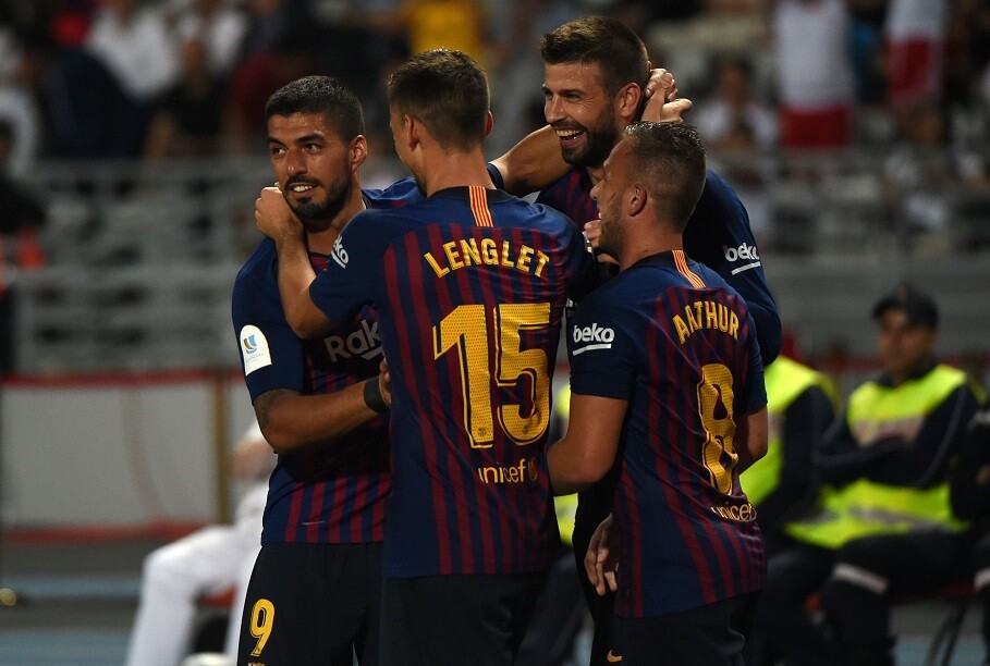 Suárez, Lenglet, Arthur y Piqué festejando el gol de Barcelona. Foto: AFP