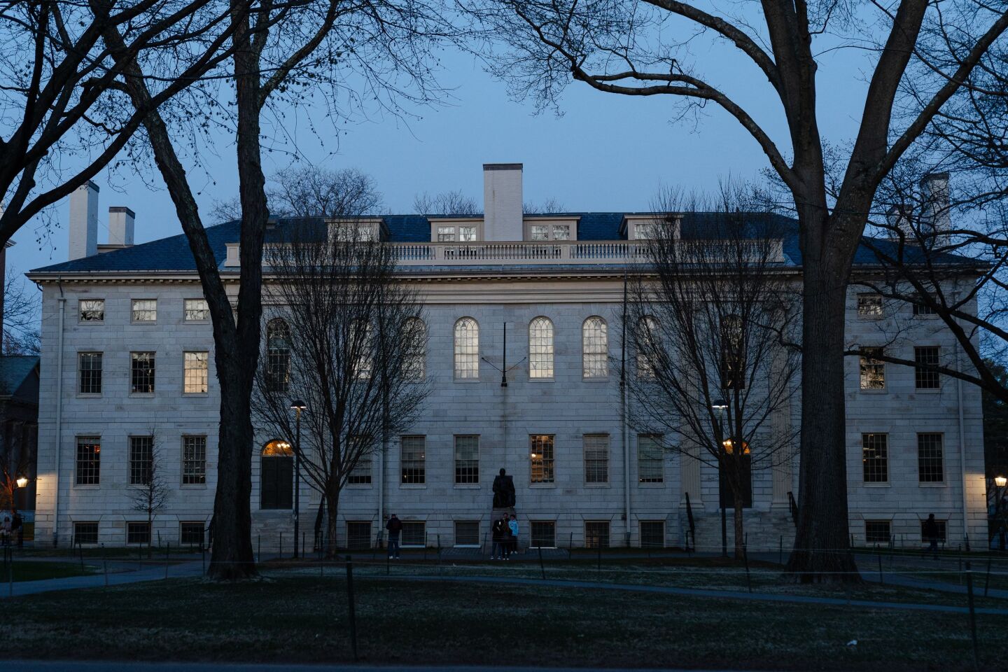 El University Hall se ve en la Universidad de Harvard el 17 de abril de 2025 en Cambridge, Massachusetts.