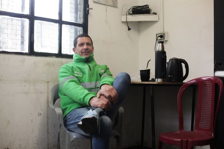 Walter Messa evitó a escobazos que dos hombres le robaran el auto a un vecino