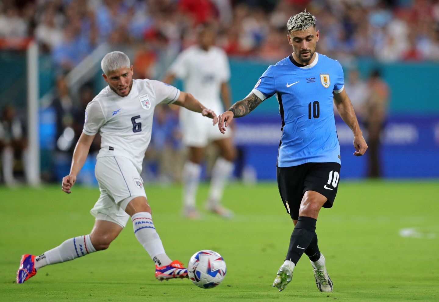Giorgian de Arrascaeta jugando para Uruguay ante Panamá en la Copa América.