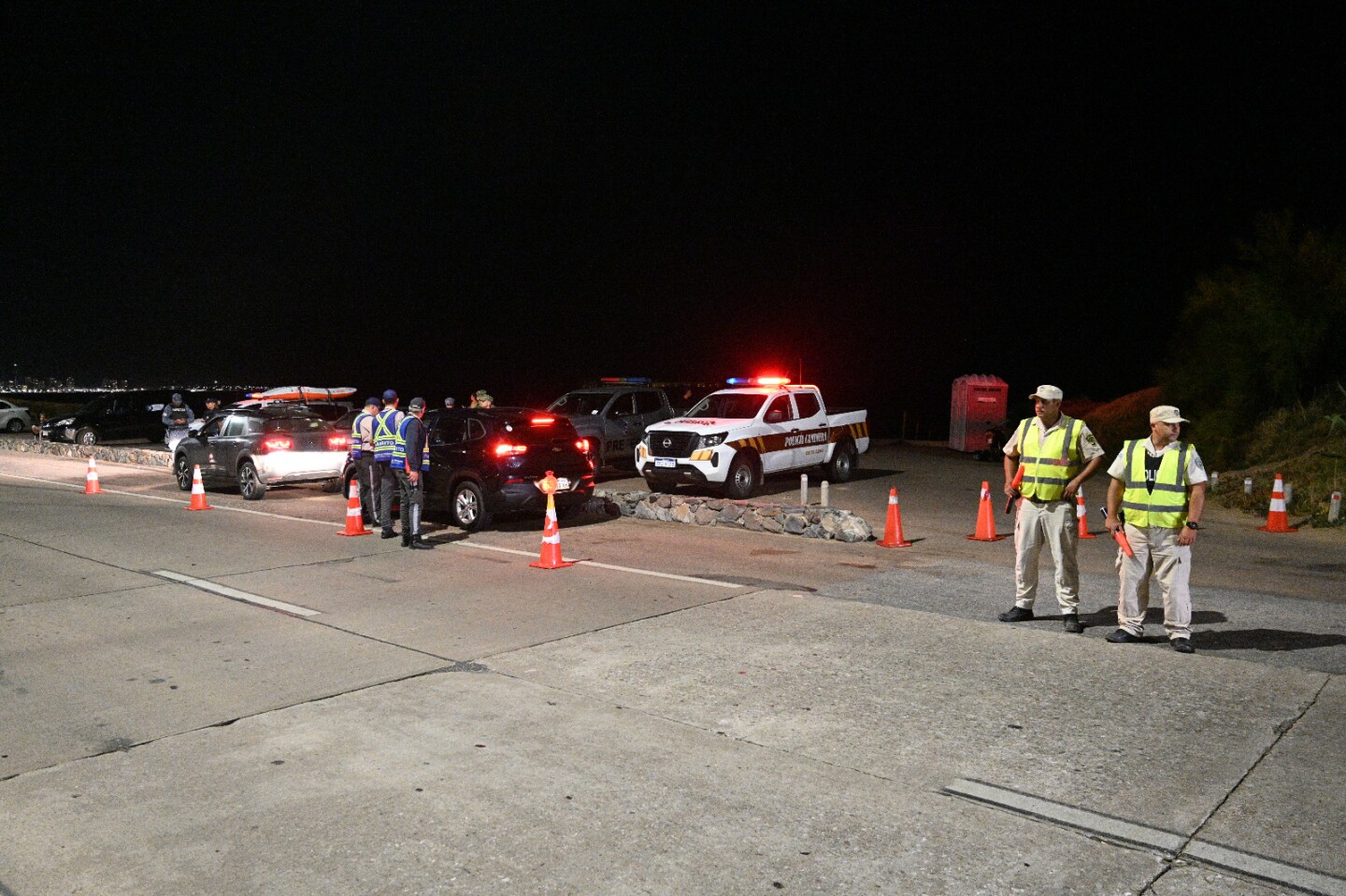 Inspectores municipales realizan controles de autos en Punta del Este.