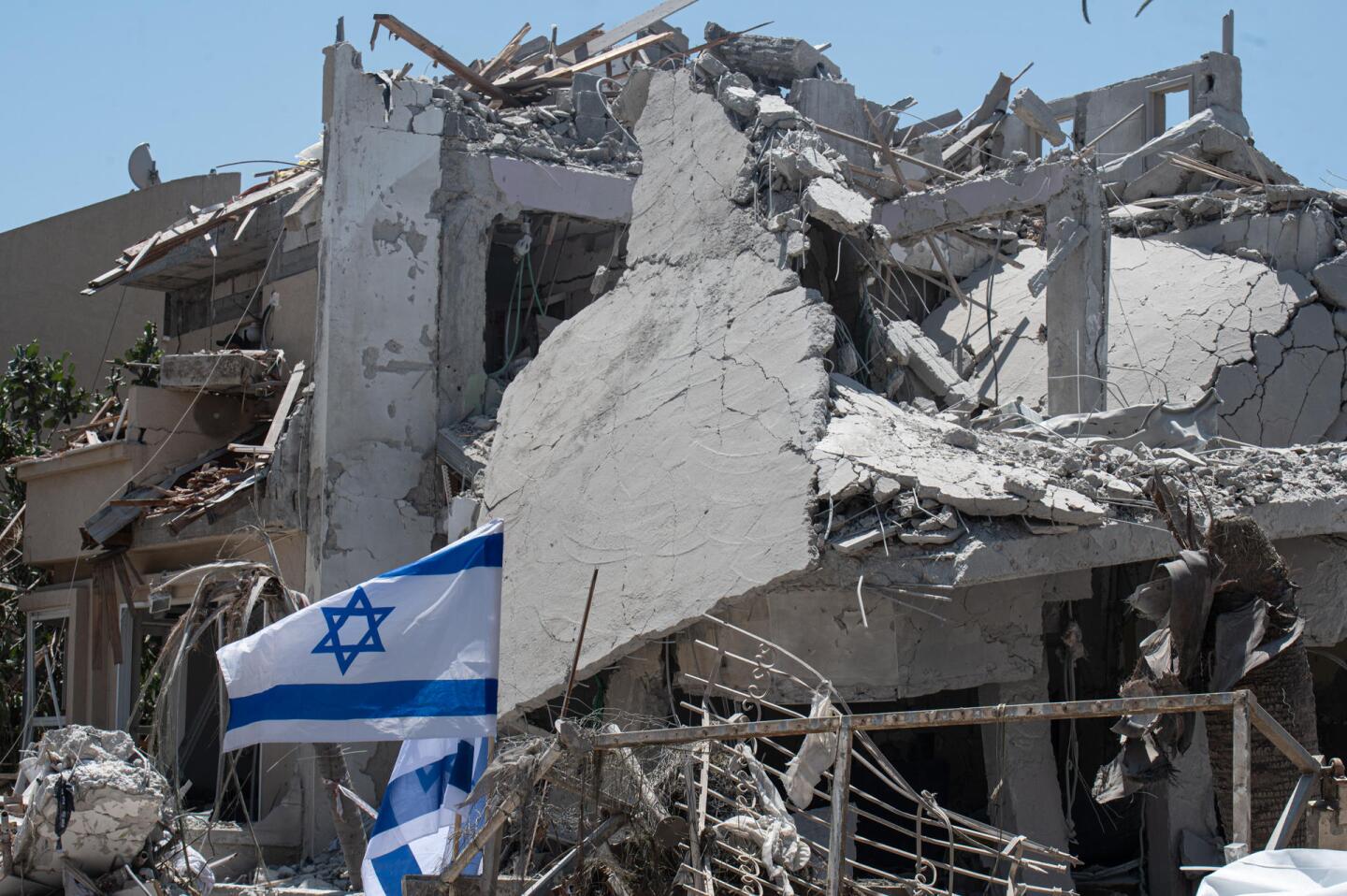 Fotografía de un vecindario en Tel Aviv que sufrió el impacto de un misil lanzado desde Irán la madrugada de este sábado..jpg