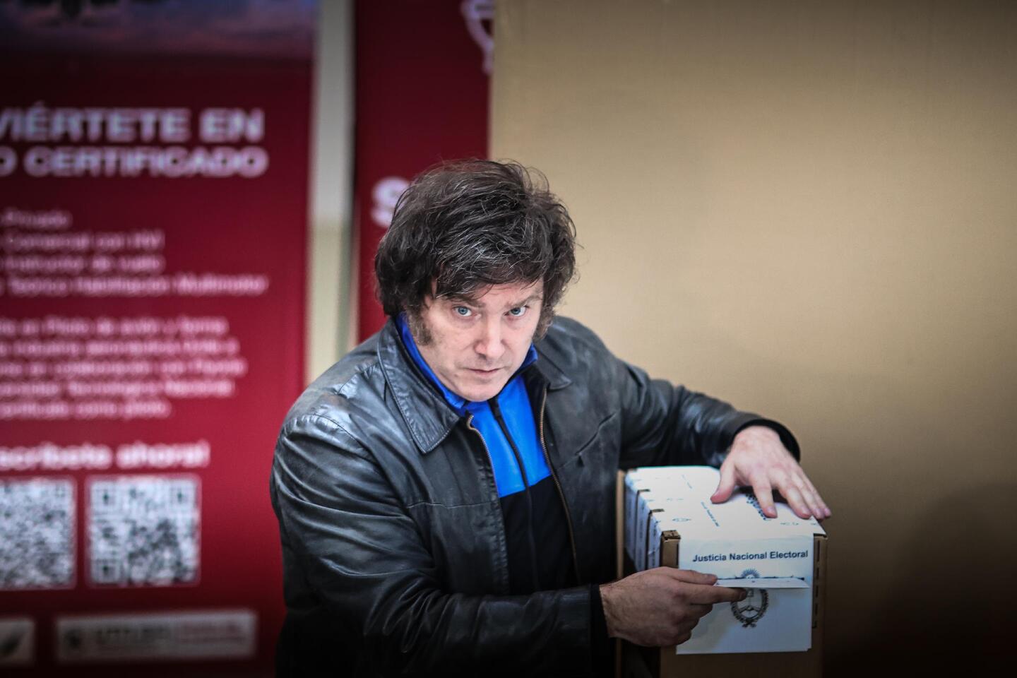 Javier Milei llega a votar en medio de cánticos de "Cumpleaños feliz"
