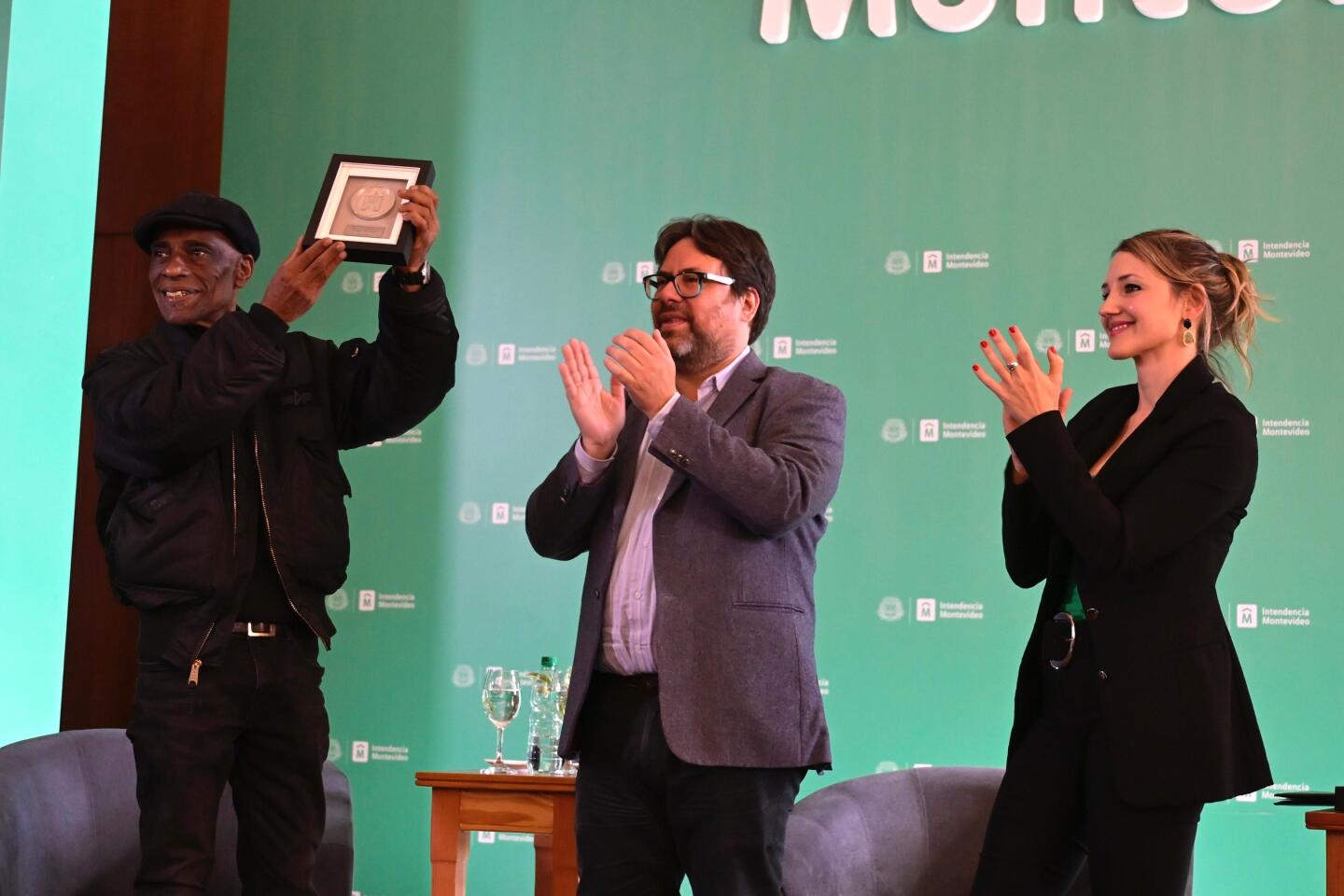Fernando "Lobo" Núñez junto al intendente de Montevideo, Mariano Zunino y la directora de Cultura de la IMM, Débora Quiring.
