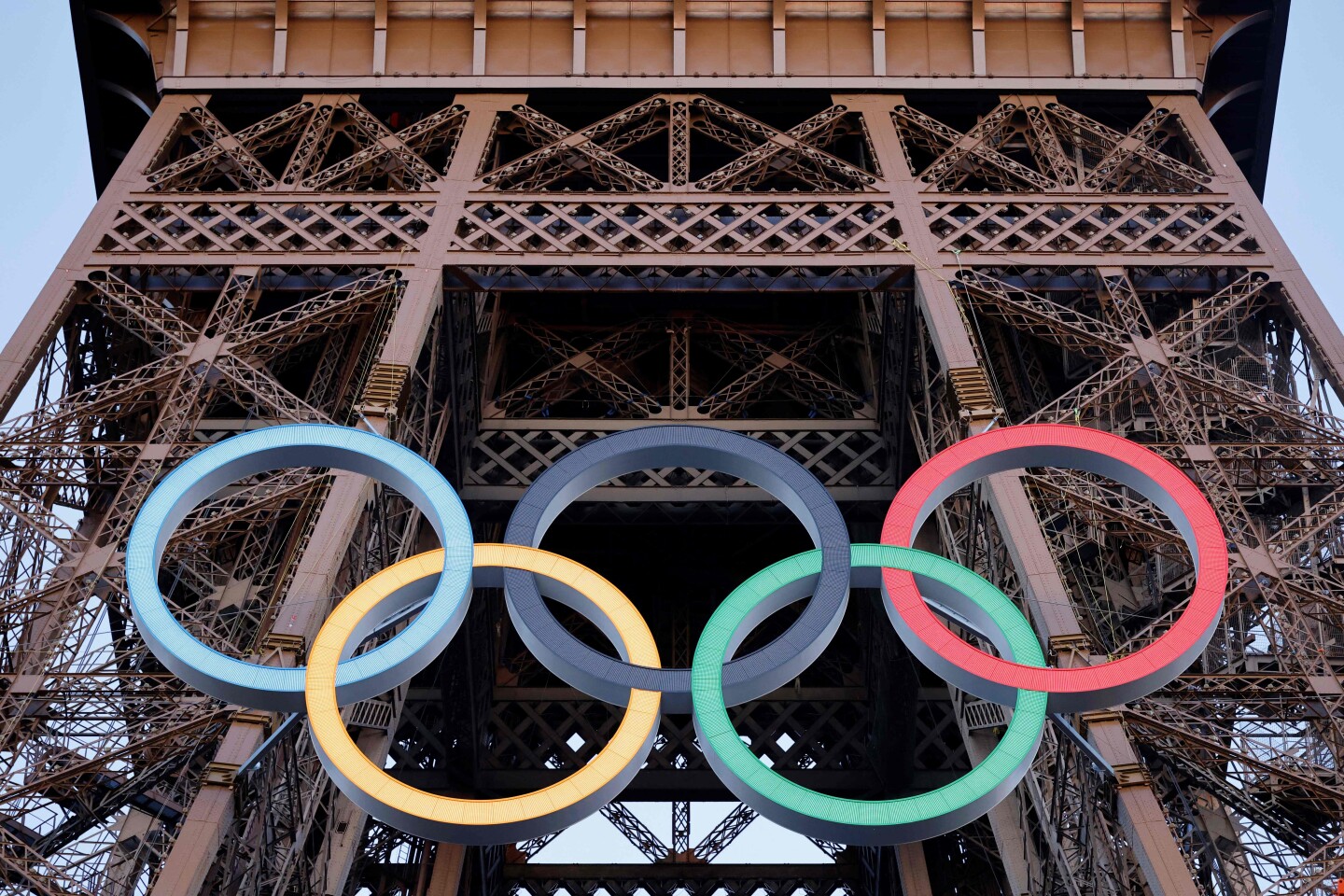 Los aros olímpicos en la Torre Eiffel de París.