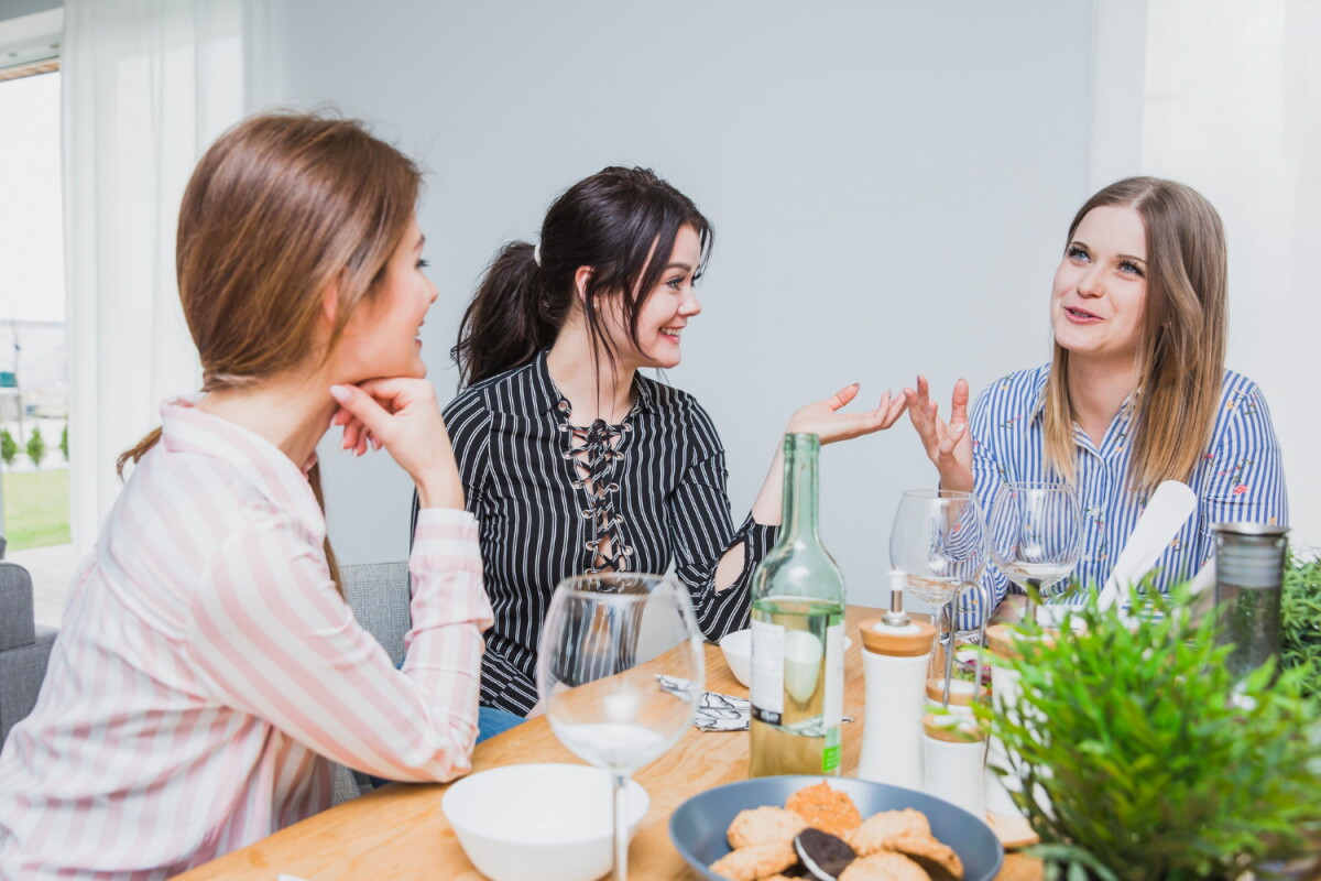 Amigas se reúnen y conversan.
