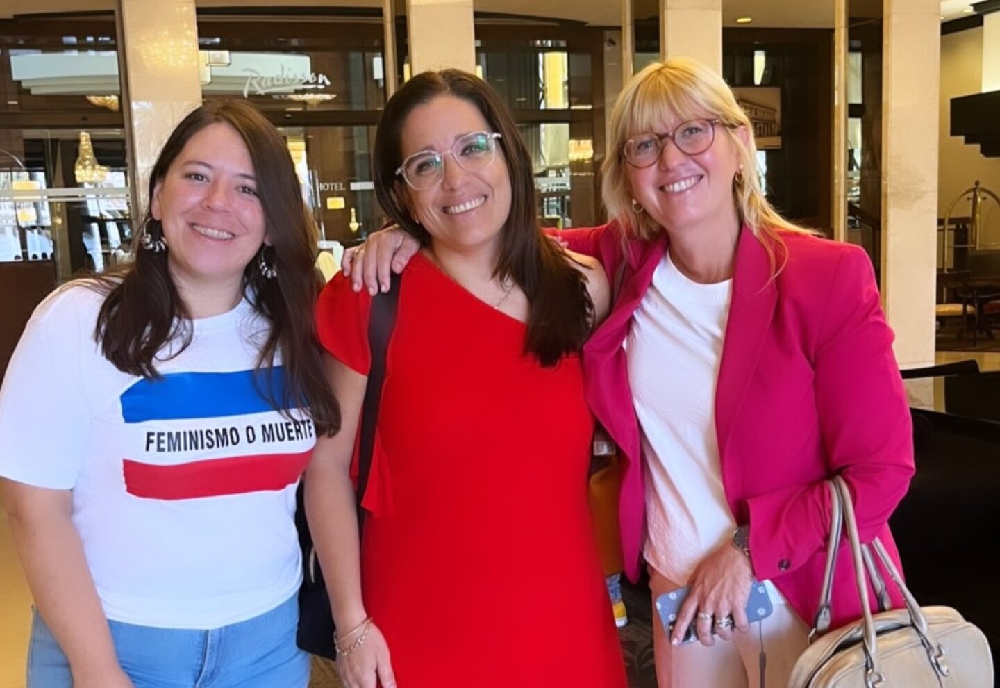 8M Diputada Bettiana Díaz asistió a nota radial con una camiseta que