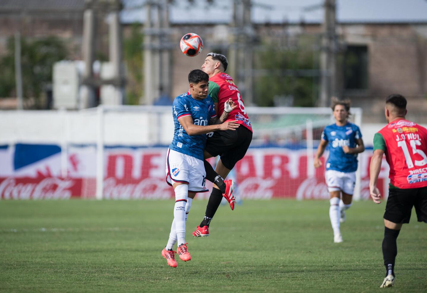 Lucas Villalba disputa el balón con Federico Dafonte.