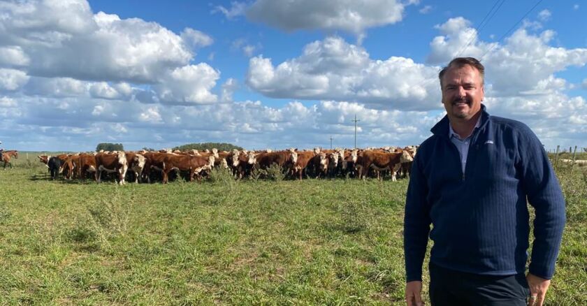 Frank Mitloehner visitando predios agropecuarios.
