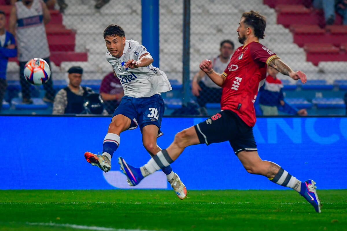 Baltasar Barcia levantando un centro con Nacional frente a Wanderers.