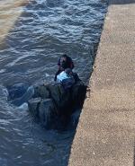 Rescataron a un hombre de 49 años que cayó al agua en la rambla