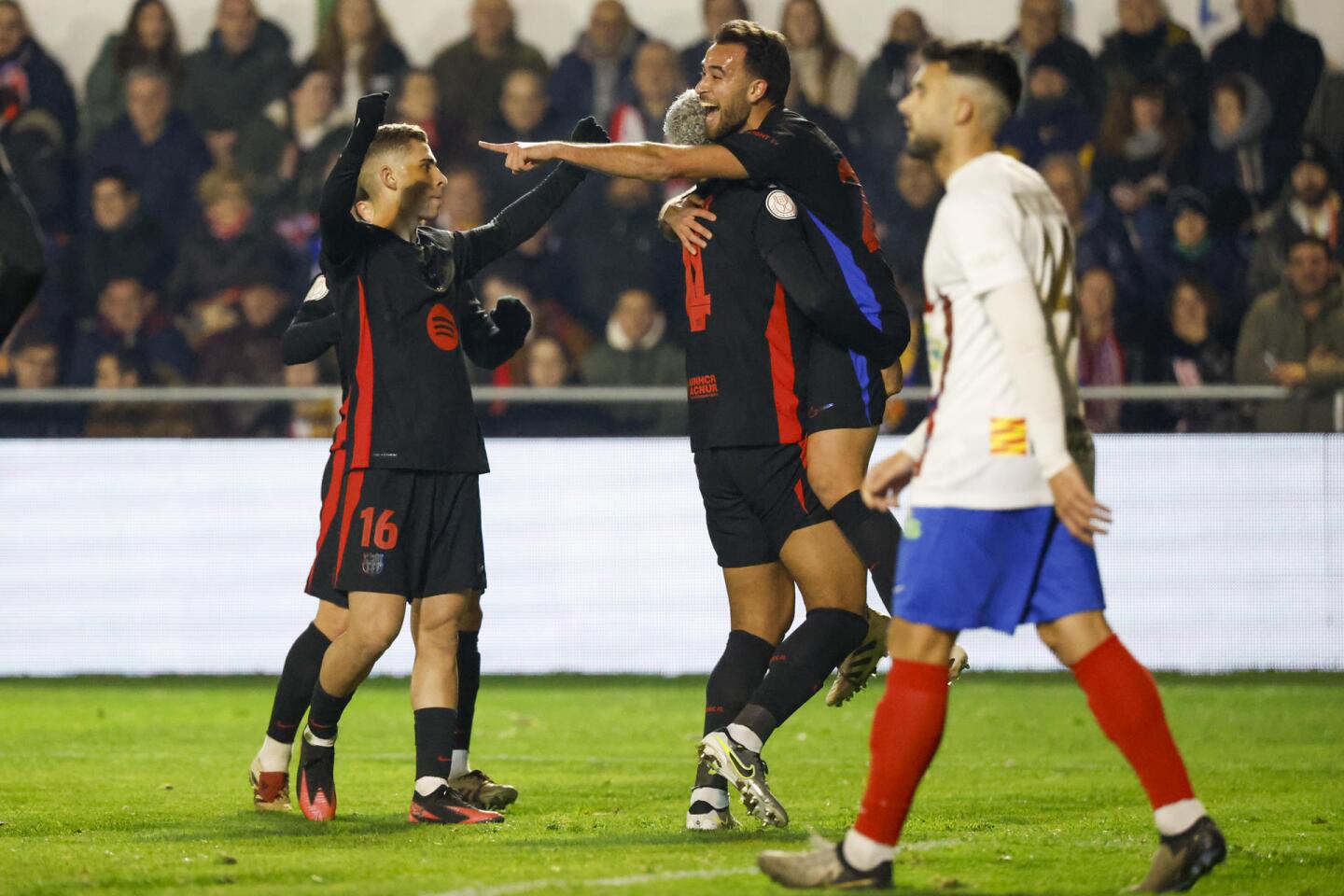 Ronald Araujo y Eric García celebrando el primer gol de Barcelona ante Barbastro.