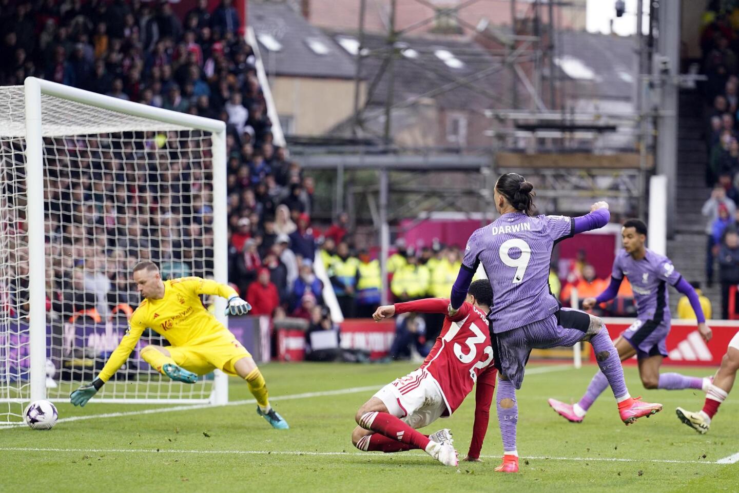Darwin Núñez observa como su tiro s eva por fuera en el cruce entre Nottingham Forest y Liverpool.
