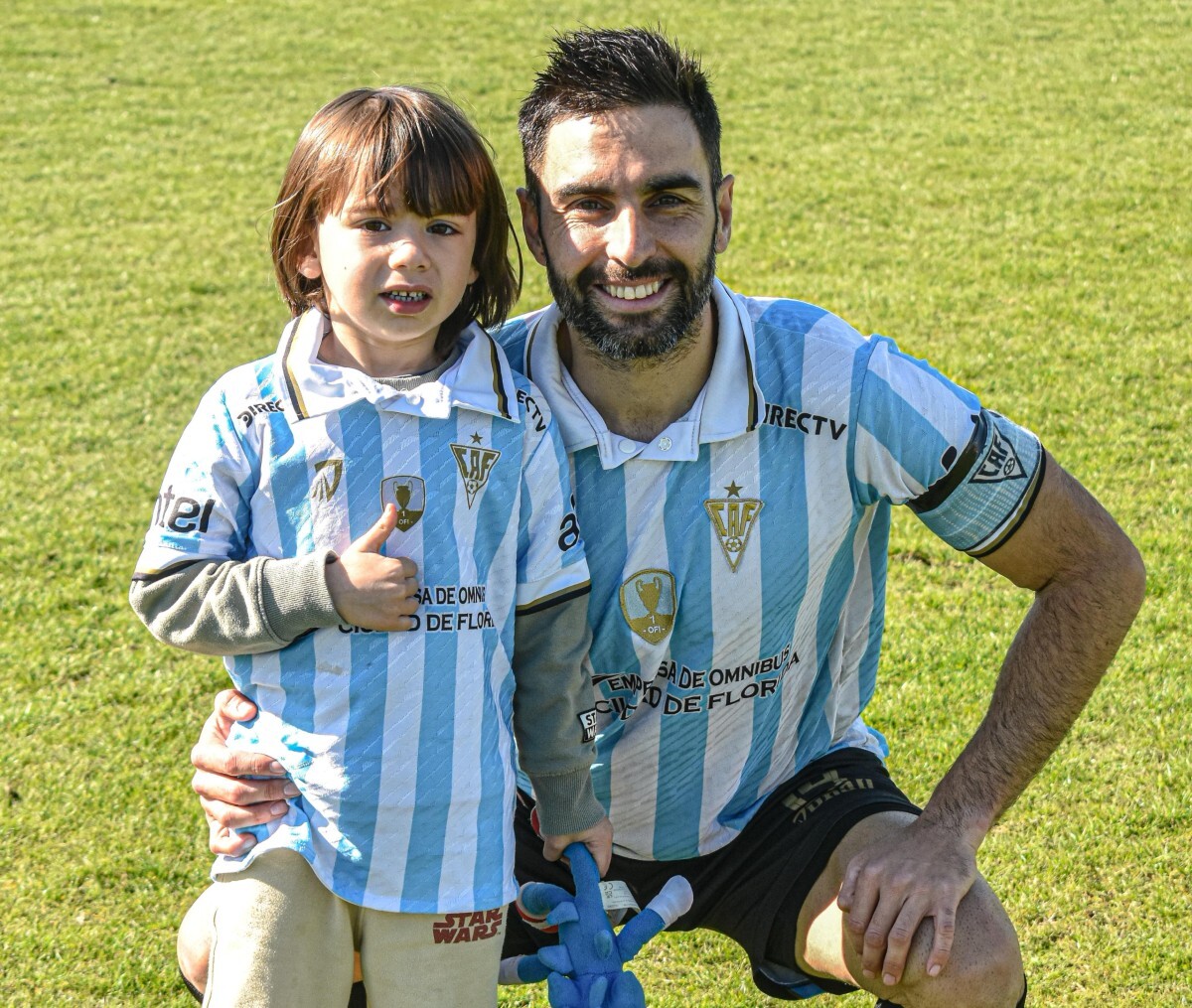 Rodrigo Pastorini junto a su hijo en un partido de Atlético Florida.