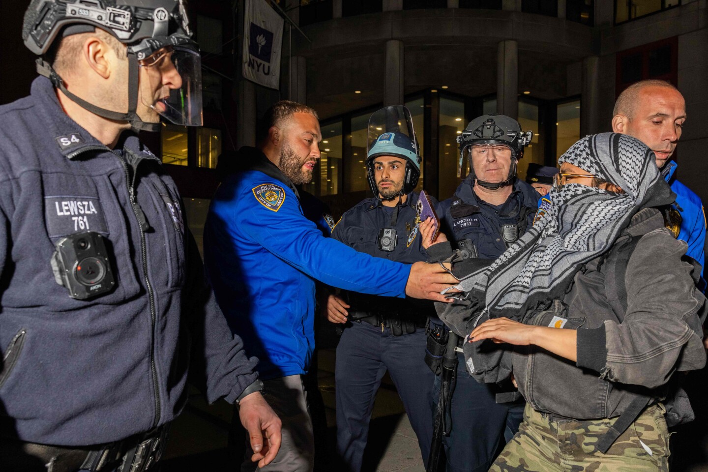 Agentes de policía detienen a estudiantes pro palestinos que habían instalado un campamento de la Universidad de Nueva York.