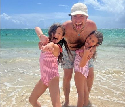 Rusito González junto a sus hijas, Josefina y Federica