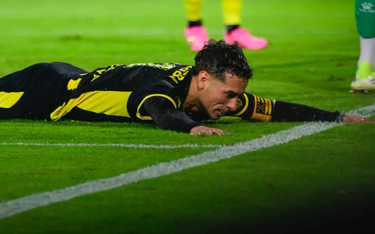 Jesús Trindade y el lamento tras una jugada en el partido entre Peñarol y Defensor Sporting.